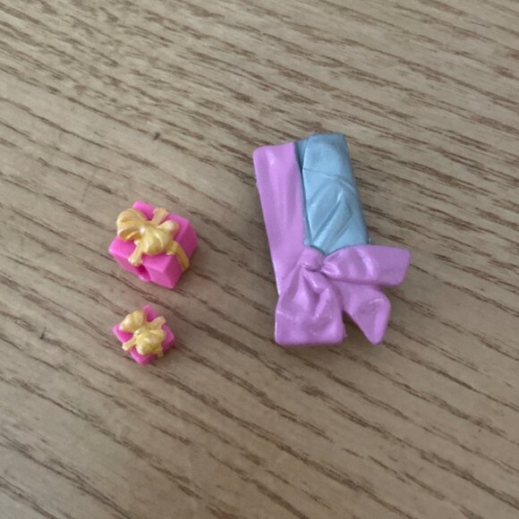 Vtg Polly Pocket Miniature Accessory Set Hangers Gifts Tennis Racket and More - Picture 2 of 8